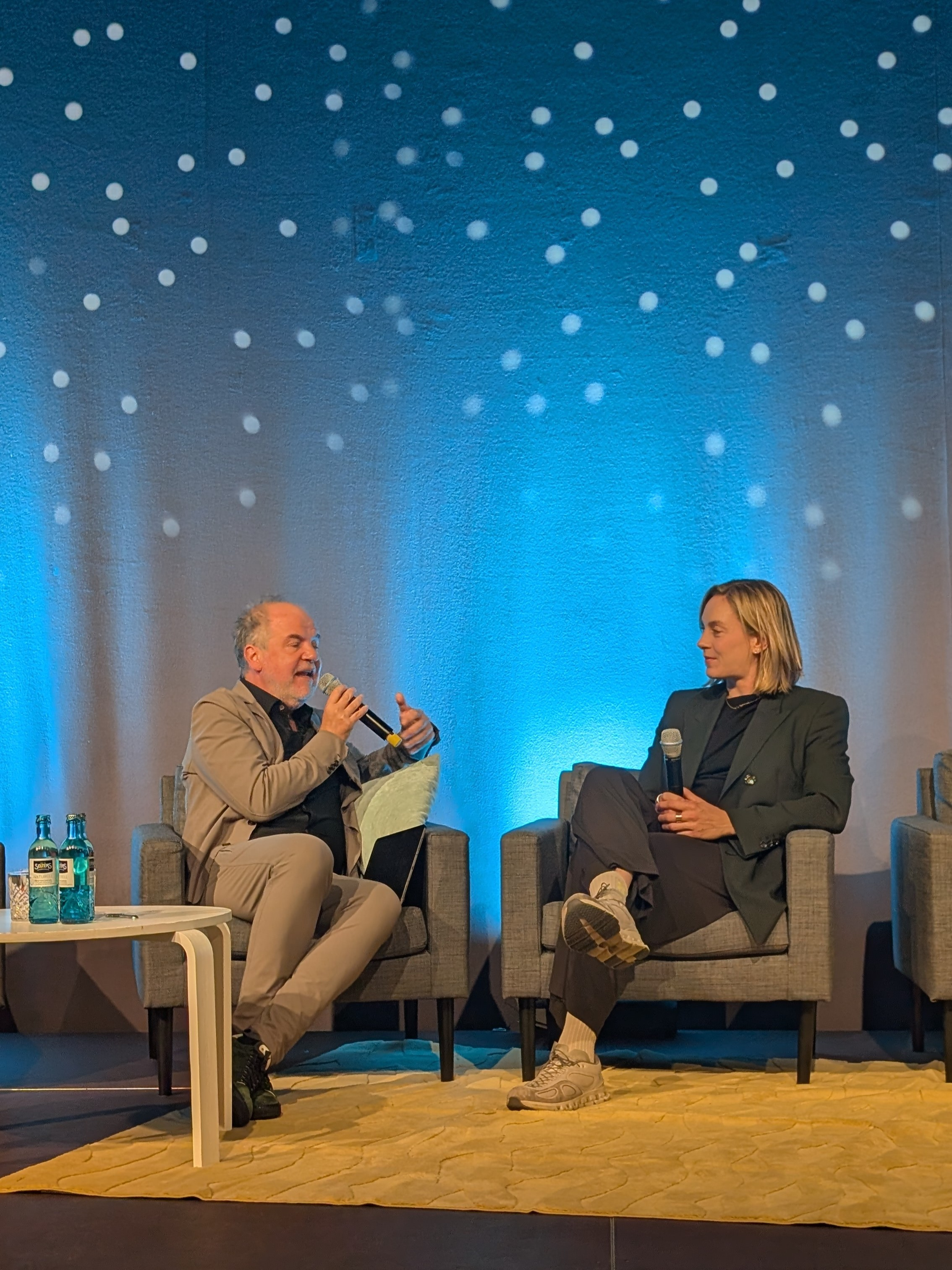 Alexandra Burghardt beim Gespräch auf der Bühne